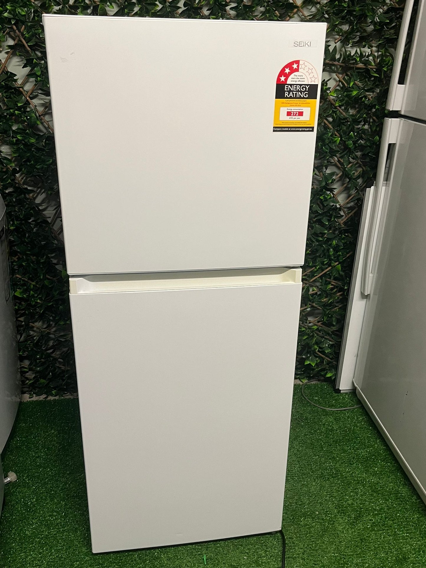 Westinghouse Frost-Free Fridge: Spacious 339L & Energy Efficient ❄️