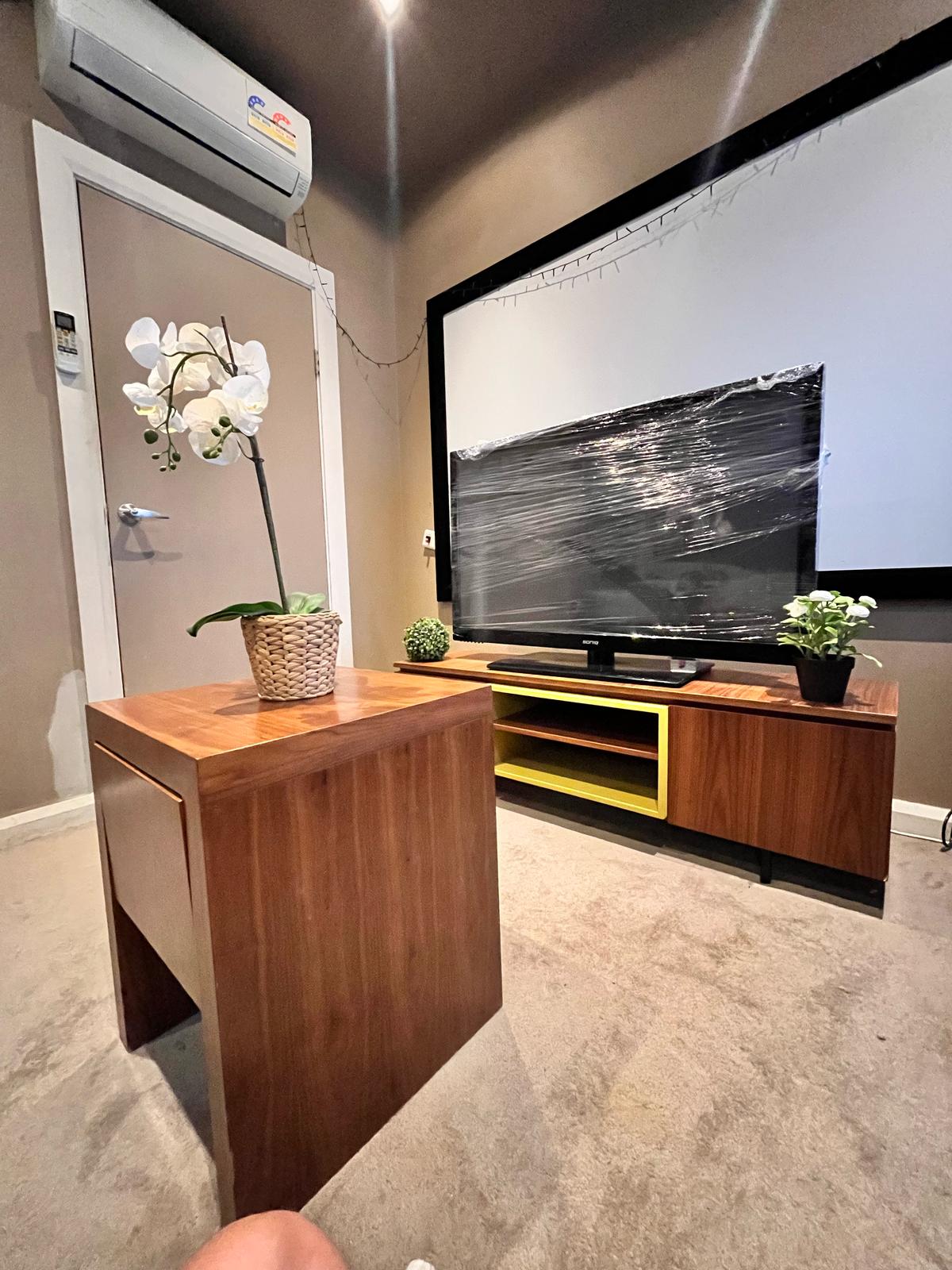 Retro-Style TV Unit + Coffee Table – Unique Look!