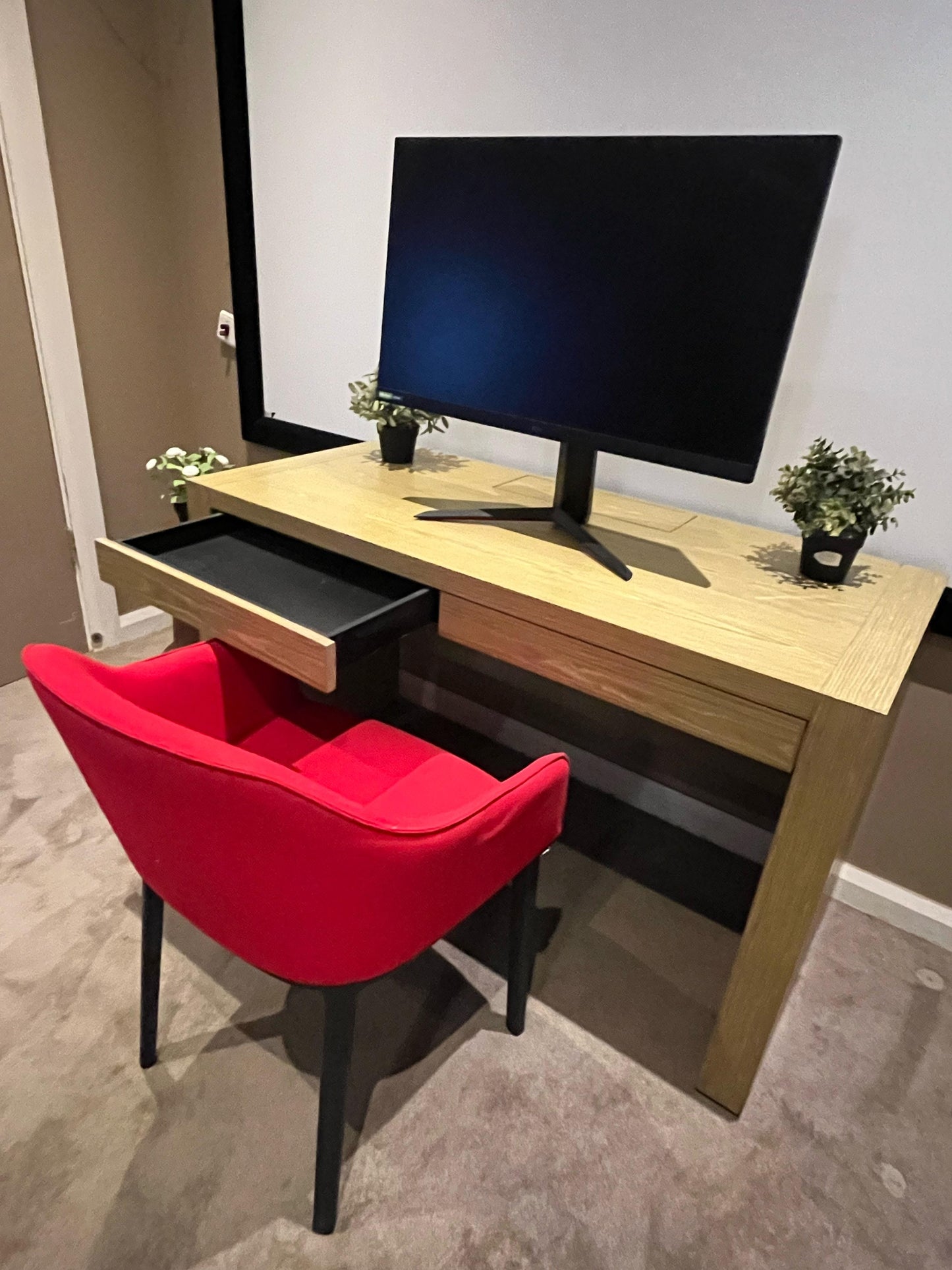 Modern Wooden Desk – Minimalist & Functional