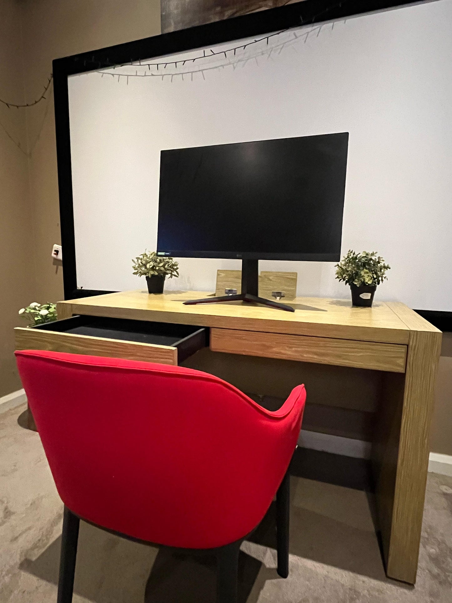 Modern Wooden Desk – Minimalist & Functional