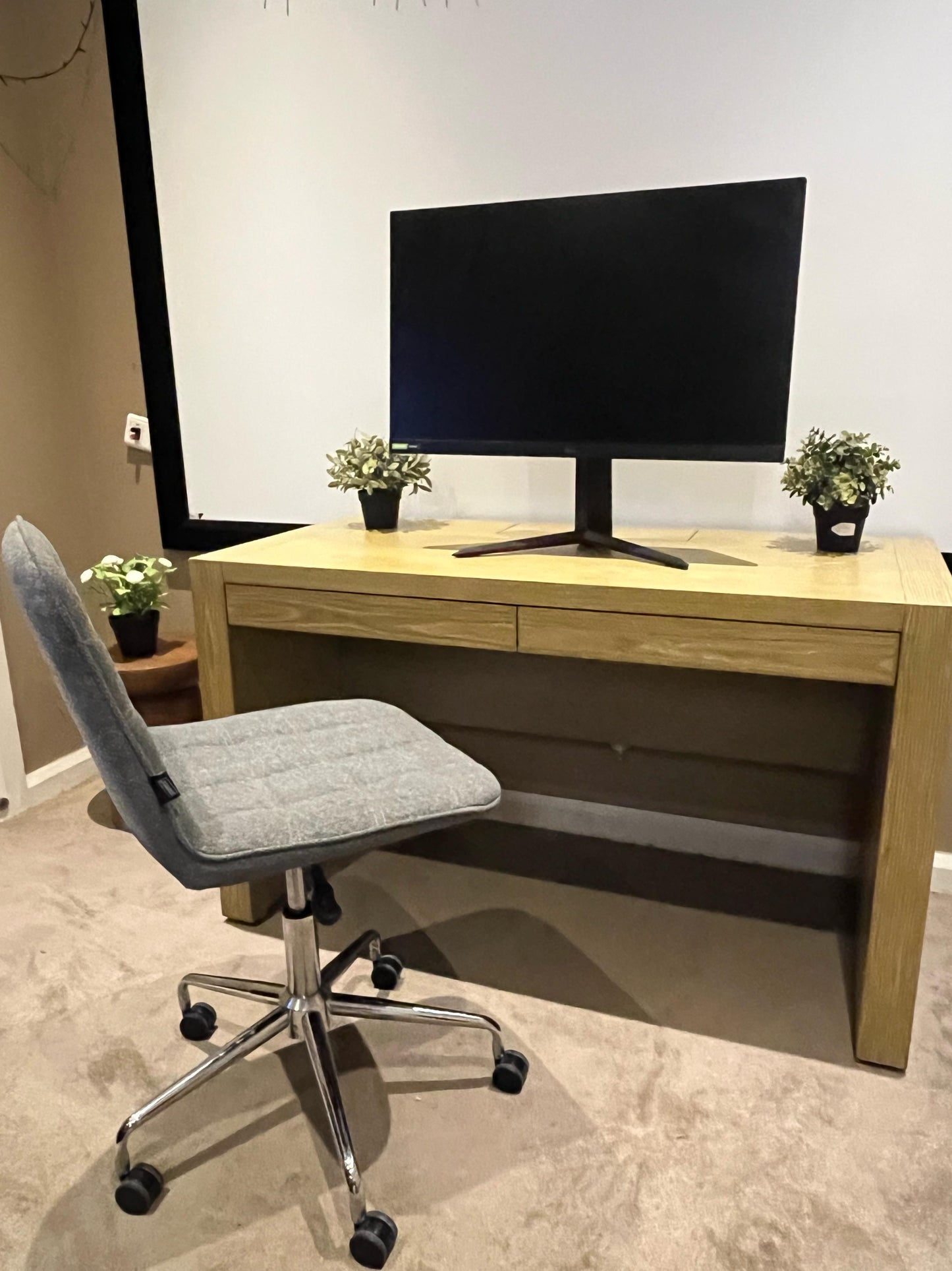 Modern Wooden Desk – Minimalist & Functional