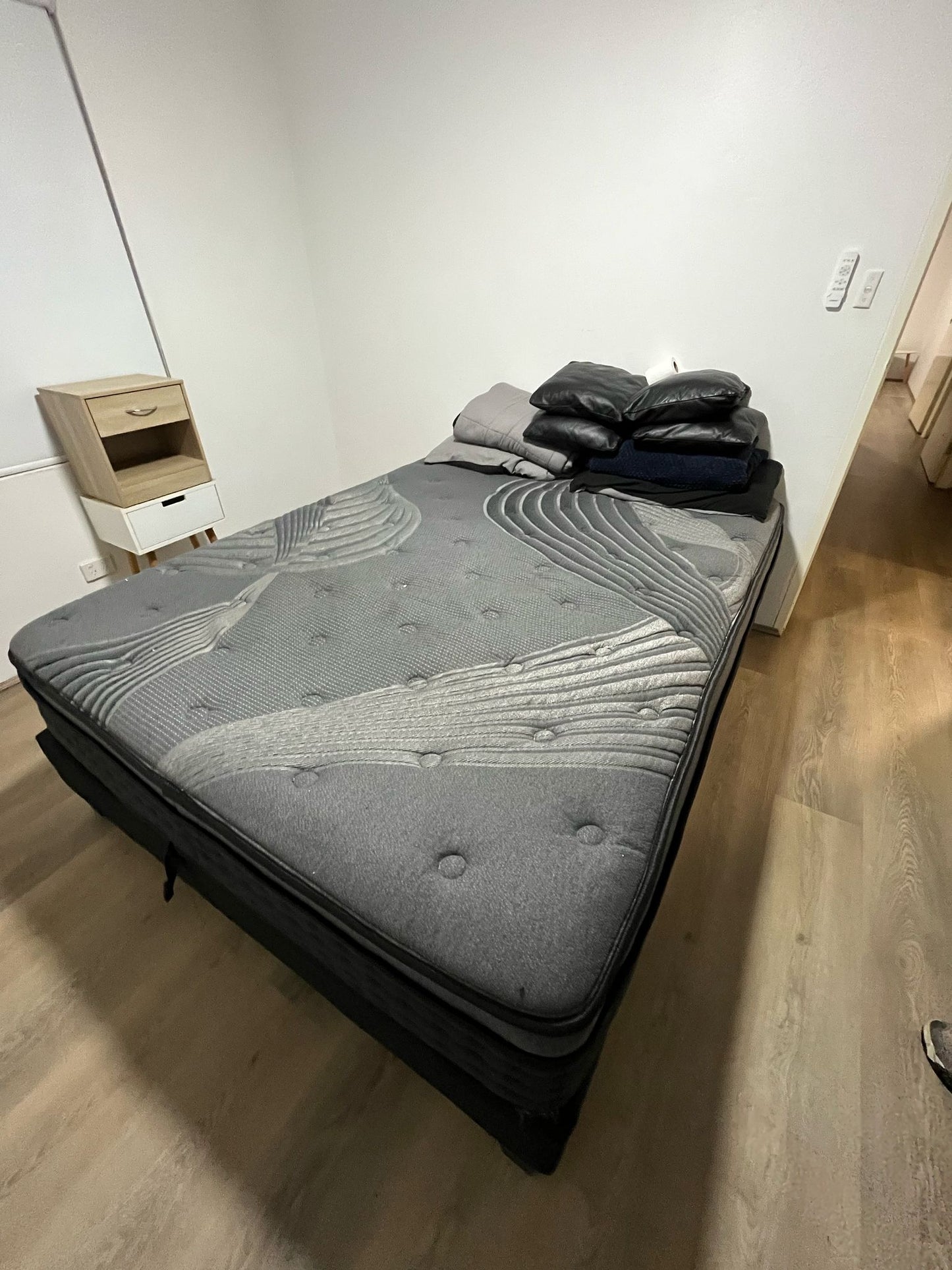 ποΈ Queen Size Bed β Mattress & Base Included