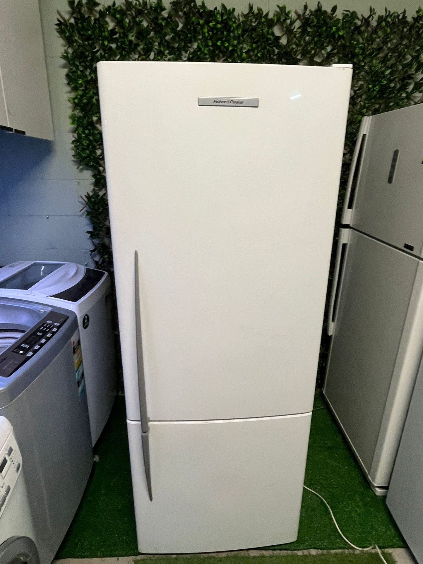 Fisher & Paykel 403L Fridge – Model E402BRE