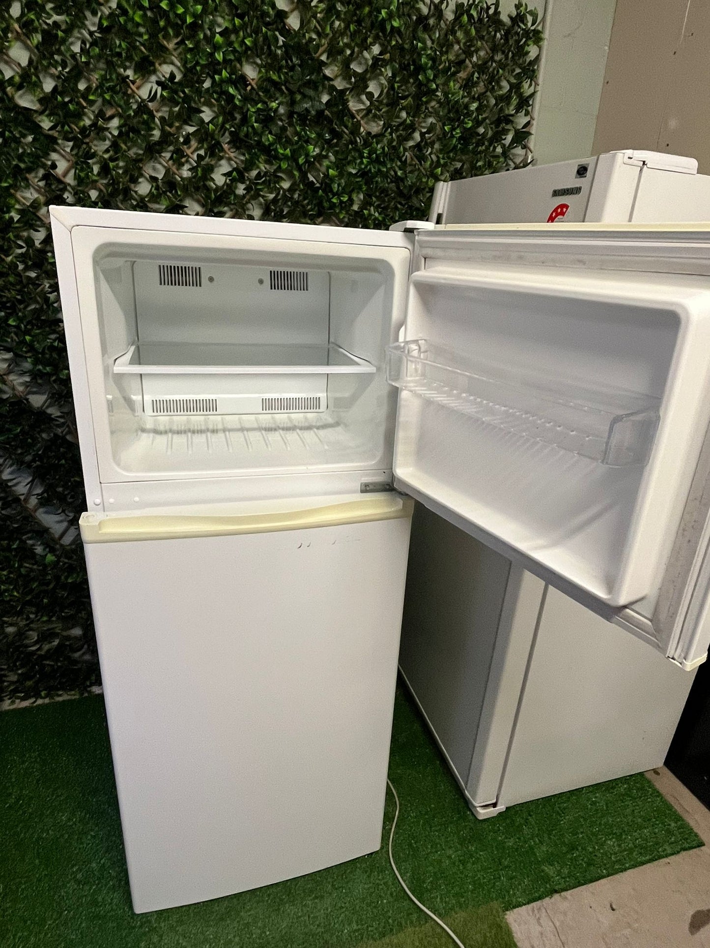 Kelvinator 280L Fridge – Model KTM2800WA-R