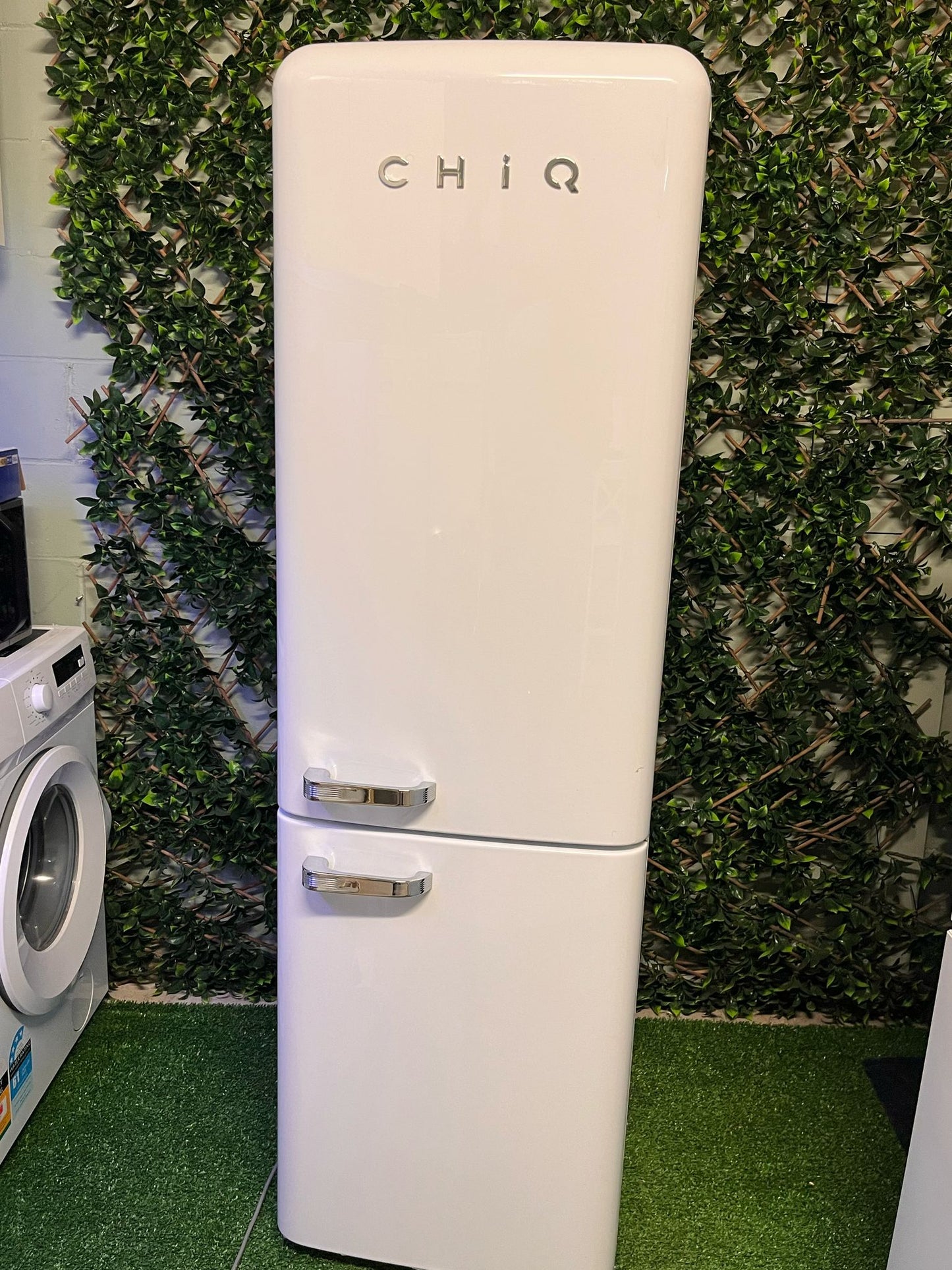 CHiQ Retro 2-Door Fridge – Vintage Design with Modern Functionality