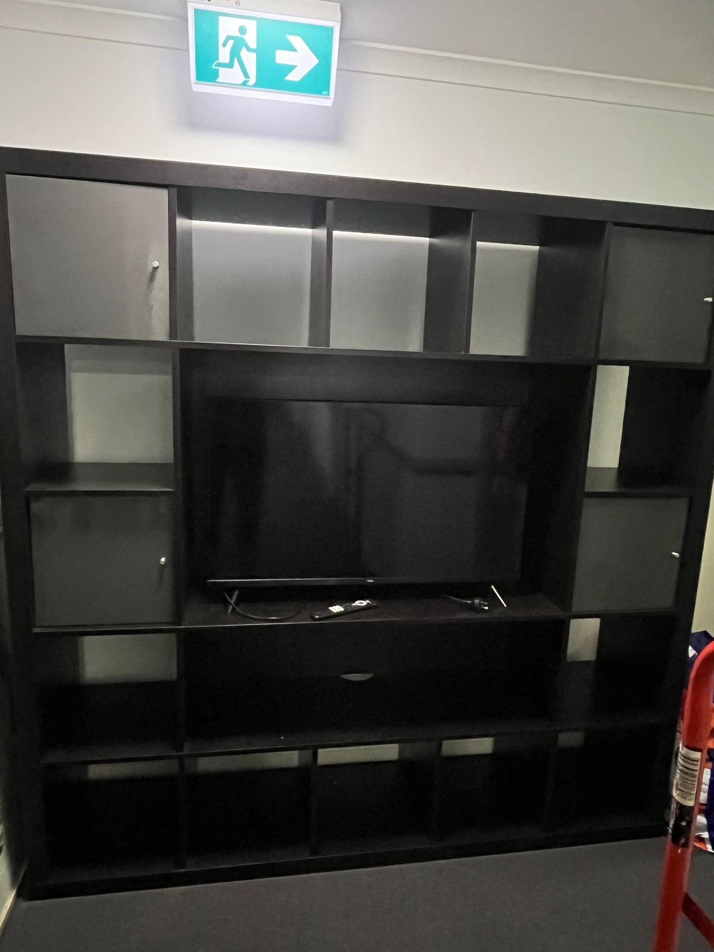 🖥️ Entertainment Unit with 42” Smart TV – Modern & Functional