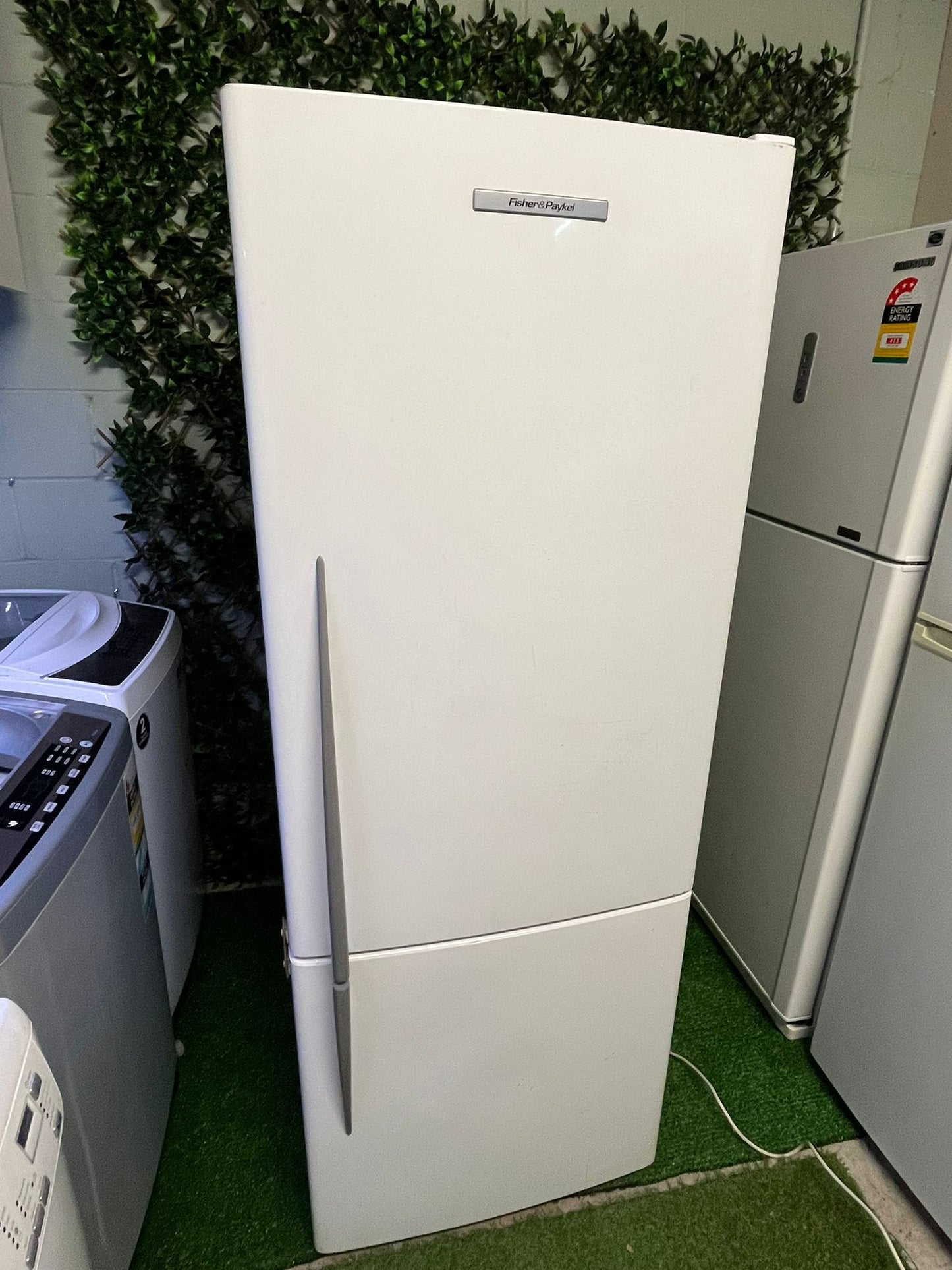 Fisher & Paykel 403L Fridge – Model E402BRE