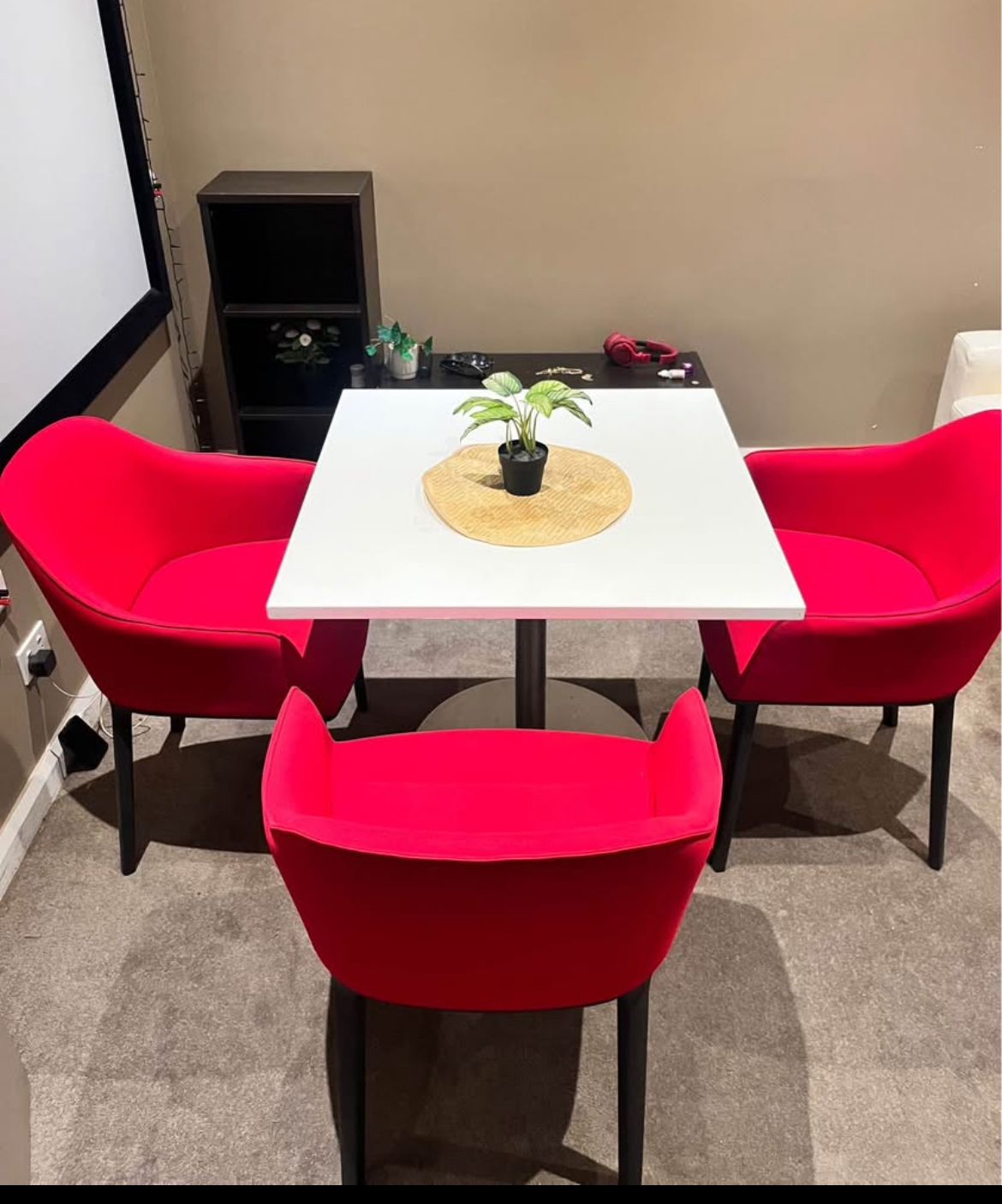 Modern Dining Set – White Table + 4 Curved Red Chairs
