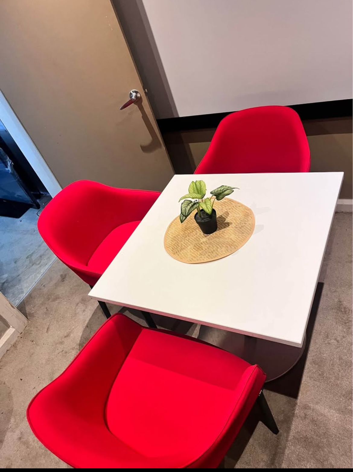 Modern Dining Set – White Table + 4 Curved Red Chairs