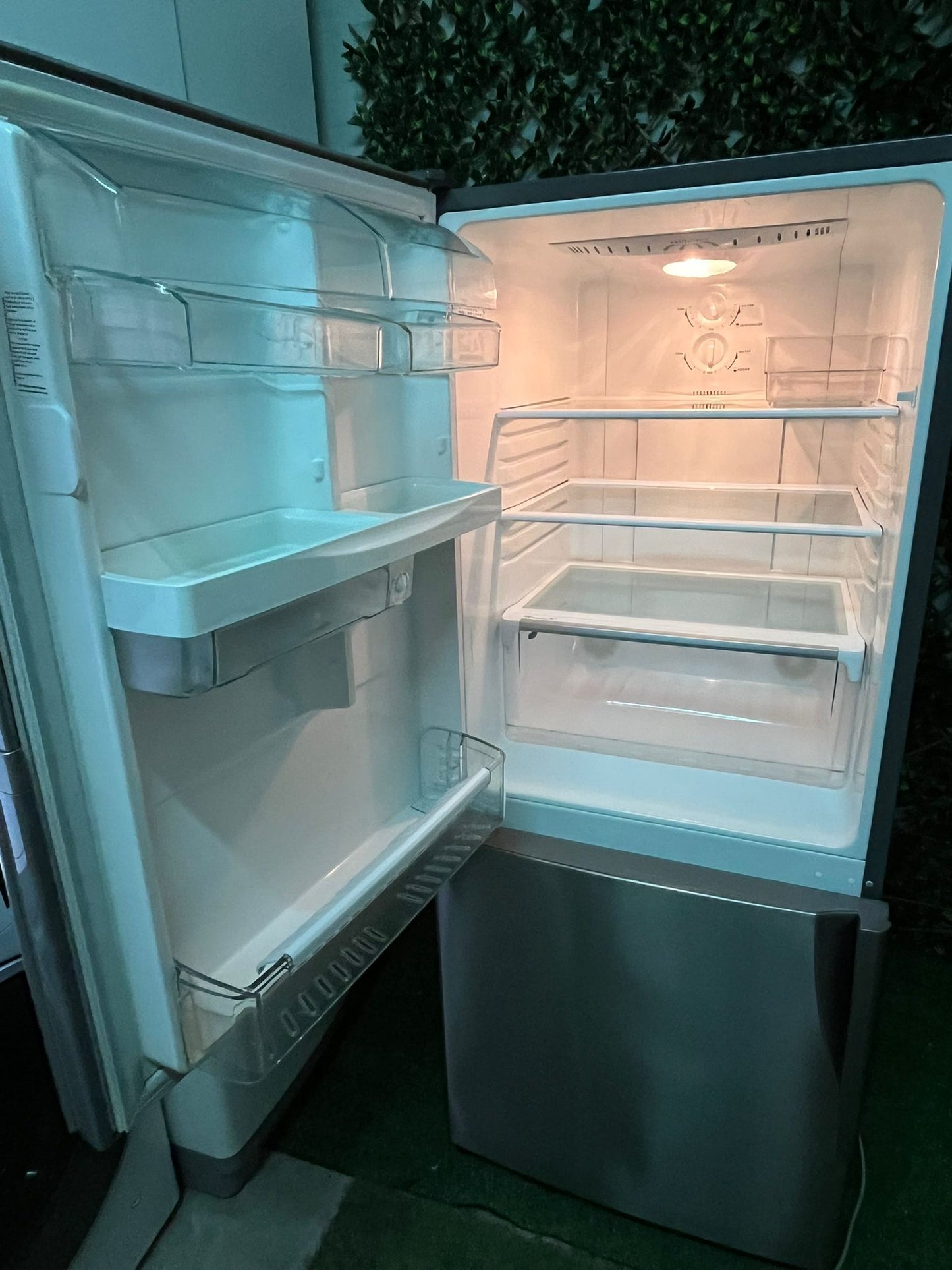 🔹 WESTINGHOUSE FRIDGE – 370L STAINLESS STEEL 🔹