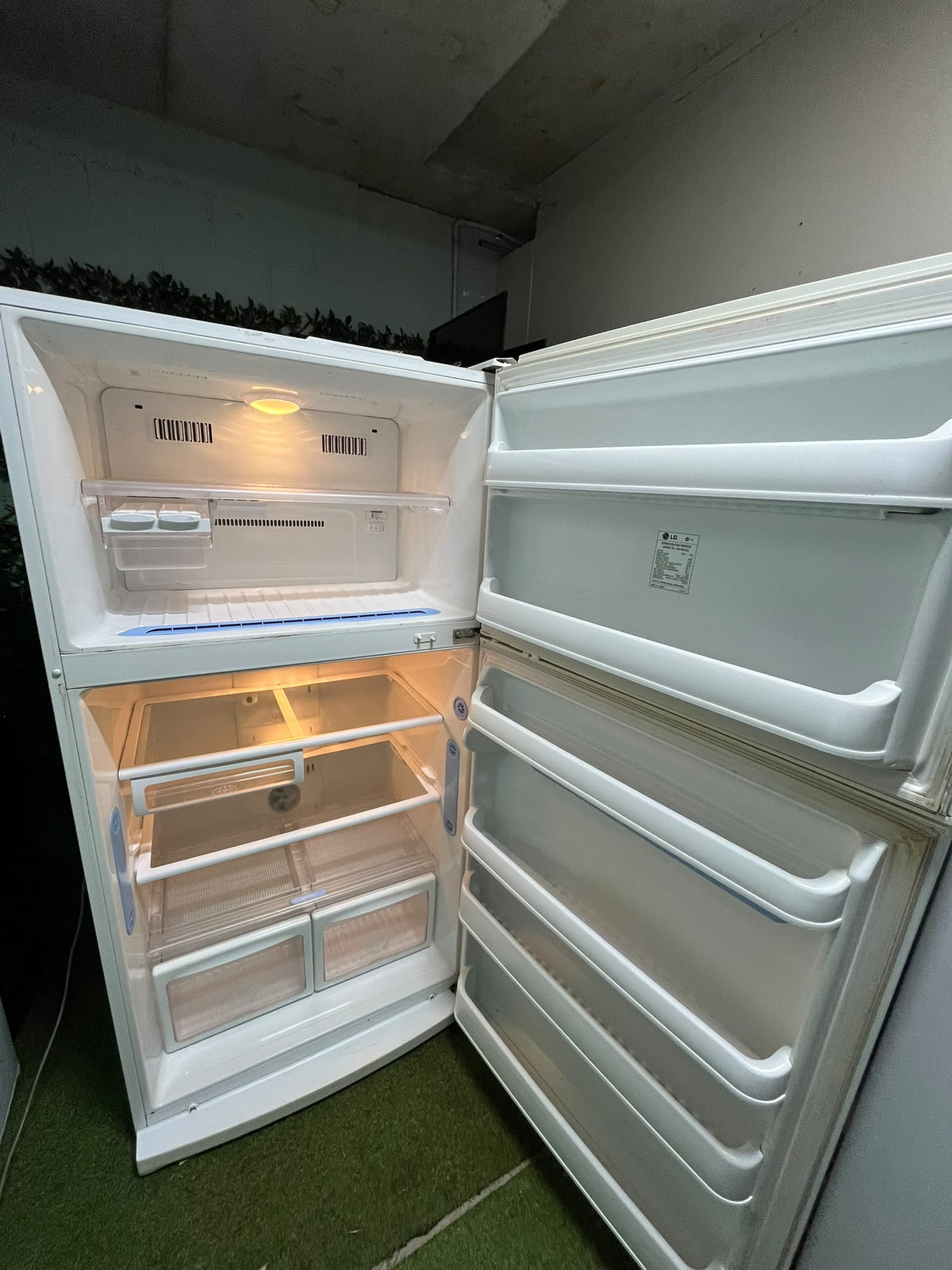 LG 563L Refrigerator / Freezer