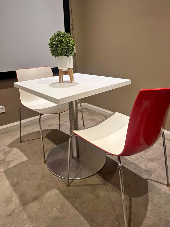 Modern Dining Set – White Table + 2 Curved White/Red Chairs